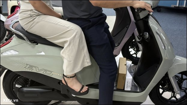 Vinfast ra mắt xe máy điện Evo Grand với 2 pin có thể tháo rời, đi được tới 262 kmlần sạc (4).jpg