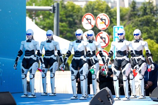 AiMOGA –  Bước đột phá kết hợp ô tô và robot hình người, mở ra kỷ nguyên bán hàng thông minh.jpg