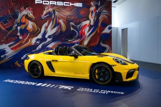 XE-Porsche-718-Spyder-RS-Racing-Yellow-24.webp