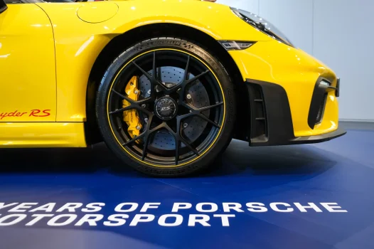 XE-Porsche-718-Spyder-RS-Racing-Yellow-4.webp
