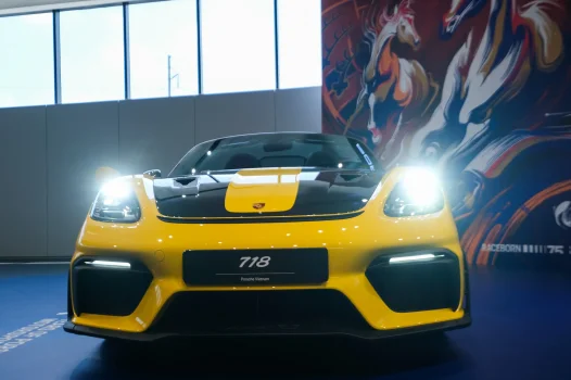 XE-Porsche-718-Spyder-RS-Racing-Yellow-20.webp