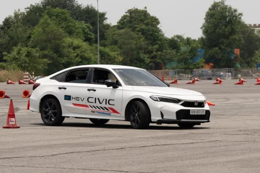 XEtv-Honda Civic biểu diễn Gymkhana.webp